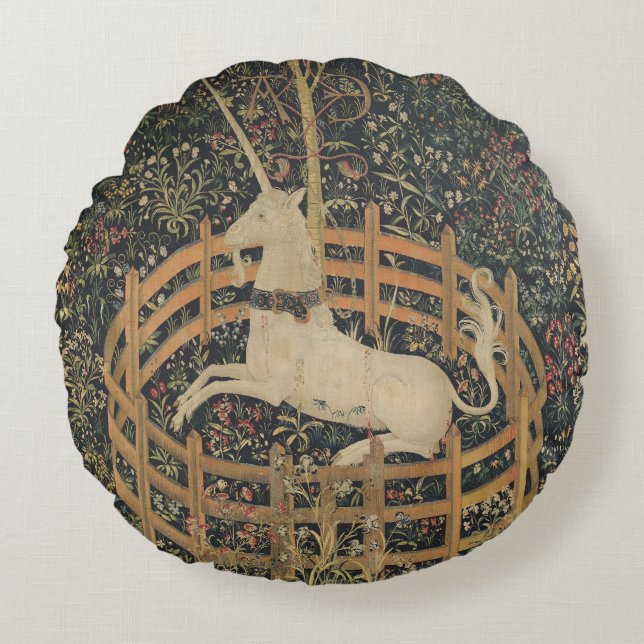 Unicorn in Captivity, Medieval Tapestry Rund Kudde (Framsidan)