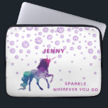 Unicorn lila diamonons white gnistra namn citat laptop fodral<br><div class="desc">En fantasi-färgad enhörning i turkos,  lila och lite rosa för en enad troende. Ultravioletta diamanter på en chic vit bakgrund. Mall för namn. Lila-skript och text: Gnistra var du än är. Använda nyckel om du vill ha påsen utan namn.</div>