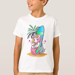 Unicorn med surfboard på stranden t shirt