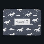 Unicorn Midnight Himlar Mönster Personlig iPad Mini Skydd<br><div class="desc">Unicorns,  stjärnor och puffa moln i en drömmande midnatt himlar på den vita personligen.</div>