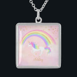 Unicorn necklace med magisk rosa guld glitter sterling silver halsband<br><div class="desc">Unicorn necklace med magisk rosa,  guld glitter och regnbåge färg! Text i guld med en regnbågsunicorn mot en mjuk bakgrunds rosa. Perfektens gåva till enmajsstaden älskare i ditt liv. Ändra bakgrunden till färg om du vill!</div>
