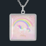 Unicorn necklace med magisk rosa guld glitter sterling silver halsband<br><div class="desc">Unicorn necklace med magisk rosa,  guld glitter och regnbåge färg! Text i guld med en regnbågsunicorn mot en mjuk bakgrunds rosa. Perfektens gåva till enmajsstaden älskare i ditt liv. Ändra bakgrunden till färg om du vill!</div>