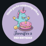 Unicorn och Birthday Cake Kids Party Favor Runt Klistermärke<br><div class="desc">Cute party favors för barn,  pojkar och flickor som är enhörda i kärlek. Perfektens för barn,  födelsedagsfest,  party favors och tack. Du kan också anpassa texten för babydusch eller andra tillfälle och party.</div>