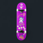 Unicorn på skateboard med personlig bildtexter<br><div class="desc">Unicorn Personlig Skateboard KLICKAR PÅ ALTERNATIVET PERSONALISERA MALL OCH ANGE NAMN. Du kan även anpassningsbar andra bildtexter. Skateboard för coola designad med levande färg och för bakgrunden och en funky som förenar en skateboard. Skateboard ger en underbar gåva till en enhörning av älskare.</div>