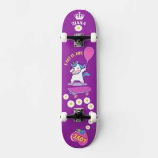 Unicorn på skateboard med personlig bildtexter
