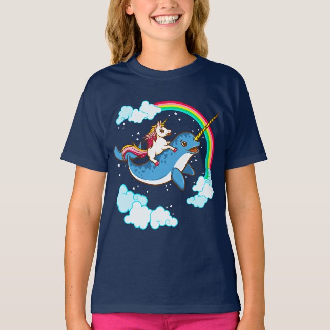 Unicorn som rider Narwhal T Shirt (Framsida)