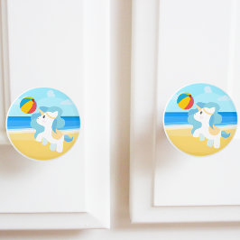 Unicorn spelar vid stranden knopp