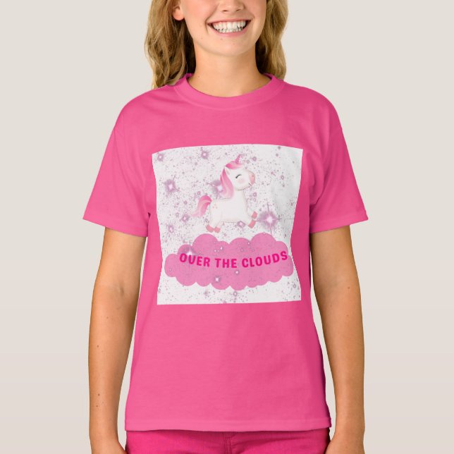 Unicorn t-shirt med encorn som flyger över ett mol (Framsida)