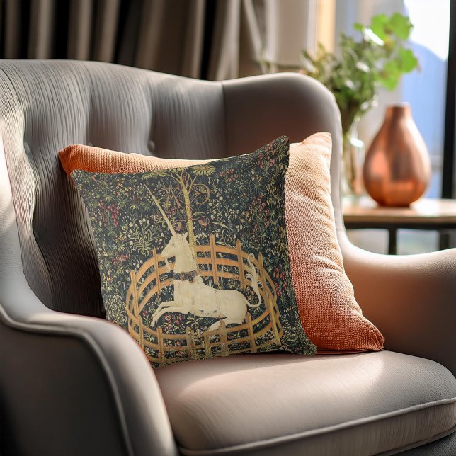 Unicorn Tapestries Classic Tapestry Kudde (Skapare uppladdad)