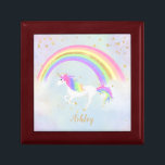 Unicorn-temasmyckeskrin | Magiskt blått och Guld Minnesask<br><div class="desc">Unicorn jewlery box med magiskt blått,  guld glitter och regnbåge färg! Text i guld med en regnbågsenmajs mot en mjuk himlar blå bakgrund. Perfekt för din enhörning älskare! Ändra bakgrunden till färg om du vill!</div>