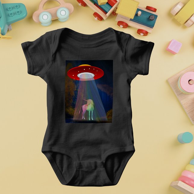 Unicorn under UFO Rainbow Beam på natten T Shirt (Unicorn Under UFO Rainbow Beam at Night Baby Bodysuit)