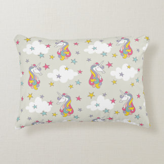 Unicornregnbågemoln och färgrikt stjärnasovrum prydnadskudde