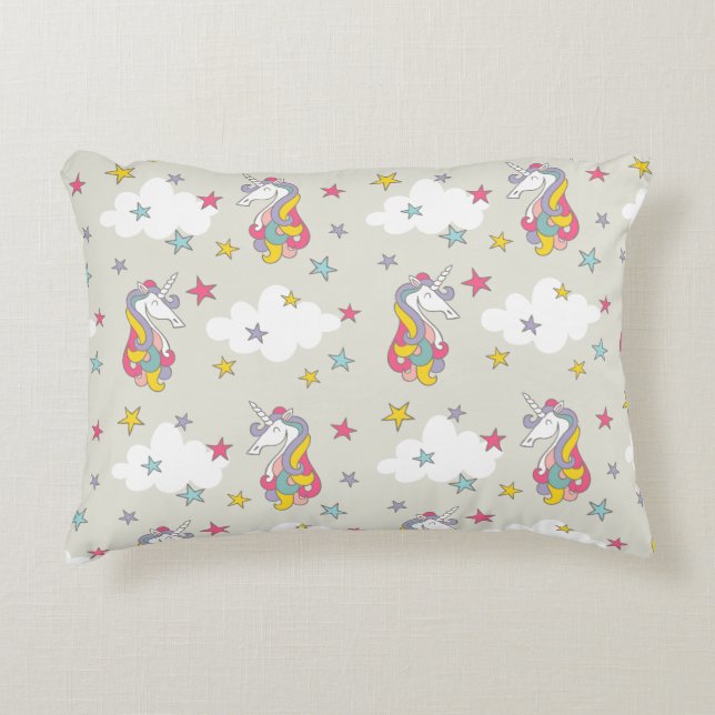Unicornregnbågemoln och färgrikt stjärnasovrum prydnadskudde (Framsidan)
