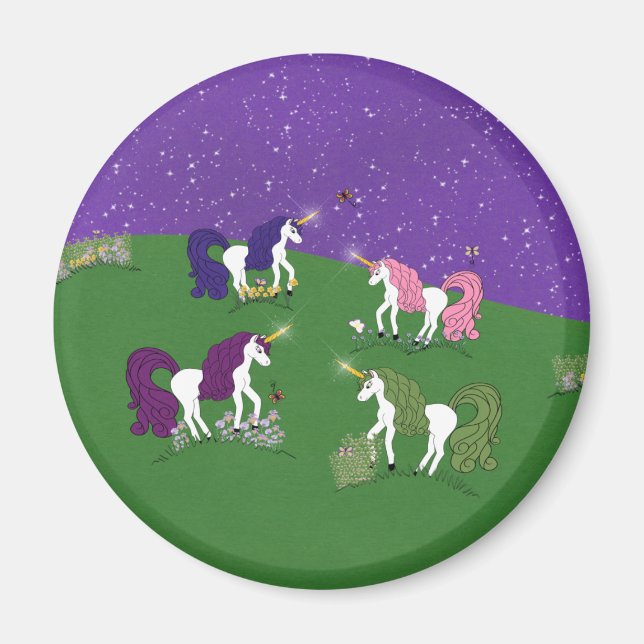 Unicorns i Fält under Lila Himlar Tecknad Art Magnet (Framsidan)