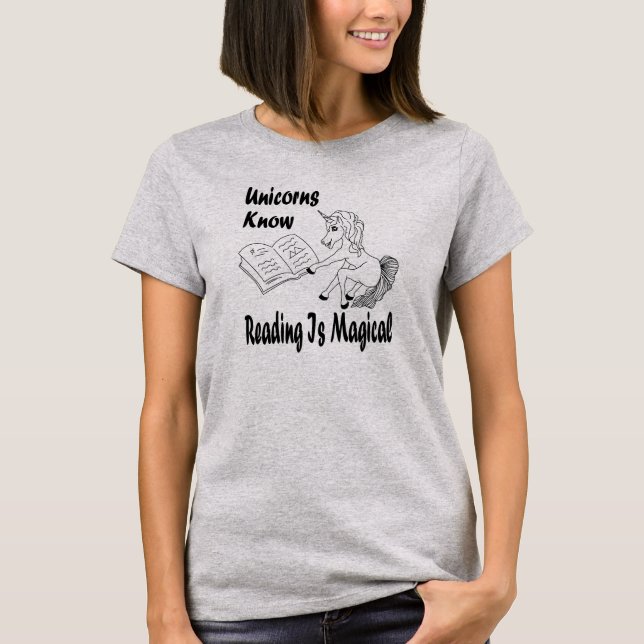 Unicorns Know Reading är Magic - Basic Tee - BL (Framsida)
