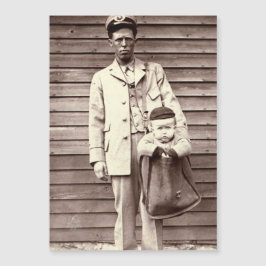 Uniformad Postman med Baby i postlåda