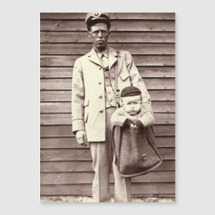 Uniformad Postman med Baby i postlåda