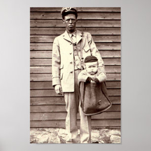 Uniformad Postman med Baby i postlåda Poster