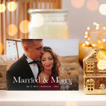 Unik elegant | Två fotogifta och Merry Julkort<br><div class="desc">Dessa vackra,  nybyggda julkort är elegant och klass,  med finare och unik moderiktig vit typografi som säger "Gift & Merry". Det finns plats för två av dina favoritfoton från bröllop och en plats för ditt personliga helgdag på baksidan.</div>