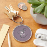 Unik Lila för Snyggt av Namn och monogramtypografi Rund Silverfärgad Nyckelring<br><div class="desc">En vacker nyckelring med en elegant snyggt som återger ditt namn och monogram med klassiska seriffer och en mer ornerad manustypografi i en balanserad och symmetrisk harmoni. De tre inslag blandas ihop med en sofistikerad harmoni och skapar din egen logotyp för personlig märkning. Här visas en populär dammig lila bakgrund...</div>