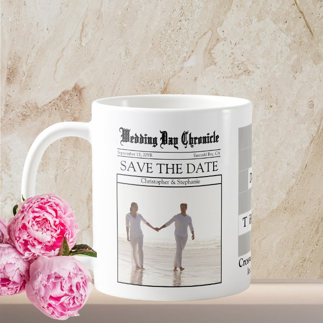 Unik minimalistisk anpassad tidning Save the Date Kaffemugg (Newspaper Save the Date Vintage Calligraphy White Coffee Mug)