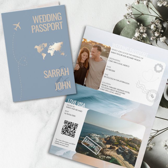 Unik Modern Passport Destinationsbröllopskod QR-ko Inbjudan (modern wedding passport in dusty blue color with golden world map)