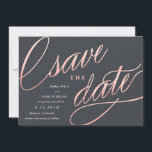 Unik modern Sparat datumet | RO GULD Spara Datumet<br><div class="desc">Dessa unika och moderna sparar datumet finare-skript i en faux ro guld-folie som påverkar grått-bakgrunden,  med information om bröllop i vitt. Baksidan har ett trendig ro guld rand mönster.</div>