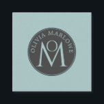 Unik monogramblå fyrkantigt visitkort<br><div class="desc">En enkel,  unik dekorativ monogram-logotyp i blått och svart med staplad typografi i ett unikt format på ett fyrkantigt kort. För nätverk och nya bekantskap. Gör ett intryck med din egen typografiska logotyp. Använda den enkla designen verktyg om du vill ändra typsnitt eller färg i bakgrunden.</div>