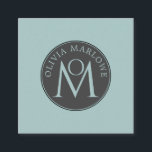 Unik monogramblå fyrkantigt visitkort<br><div class="desc">En enkel,  unik dekorativ monogram-logotyp i blått och svart med staplad typografi i ett unikt format på ett fyrkantigt kort. För nätverk och nya bekantskap. Gör ett intryck med din egen typografiska logotyp. Använda den enkla designen verktyg om du vill ändra typsnitt eller färg i bakgrunden.</div>