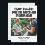 Unik, praktiskt Gifta sig Humor-offertfoto för Rol Spara Datumet<br><div class="desc">Grattis till din oväntade kärlek-historia med den här roligten och det moderna bröllop-annonskortet! Med fet återtro-stil-typografi med texten "Plot Twist: We are Gifta sig!" tillsammans med ett foto och bröllop-detaljer om anpassadet, är den här leksaken perfekt för par som kärlek lite av humor. Ett underbart sätt att dina spännande nyheter...</div>