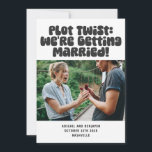 Unik, praktiskt Gifta sig Humor-offertfoto för Rol Spara Datumet<br><div class="desc">Grattis till din oväntade kärlek-historia med den här roligten och det moderna bröllop-annonskortet! Med fet återtro-stil-typografi med texten "Plot Twist: We are Gifta sig!" tillsammans med ett foto och bröllop-detaljer om anpassadet, är den här leksaken perfekt för par som kärlek lite av humor. Ett underbart sätt att dina spännande nyheter...</div>