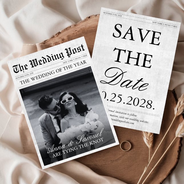 Unik Roligt för nyhetsblad - Spara datum Bröllop Inbjudningar (Newspaper Wedding Save the Date Card Unique Photo Black & White Modern Old Money Aesthetic)
