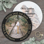 Unik rundfoto Modern Black och Guld Bröllop<br><div class="desc">Meddela de glatta nyheterna om din förlovning och det kommande bröllop med unika, runda anpassningsbar-spara datumen. Bilder 2 och alla formuleringar i den här inbjudan är enkla att anpassa. (IMAGE PLACEMENT TIP: Ett enkelt sätt att centrera ett foto exakt som du vill är att flytta det till skörd innan du...</div>