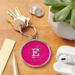 Unik Shock rosa för monogramtypografi för Snyggt Rund Silverfärgad Nyckelring<br><div class="desc">En fetstilt och vacker nyckelring med en elegant snyggt som återger ditt namn och monogram med klassiska seriffer och en mer ornerad skripttypografi i en balanserad symmetri. De tre inslag blandas ihop med en sofistikerad harmoni och skapar din egen logotyp för personlig märkning. Här visas en ljusstark shock rosa med...</div>