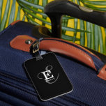 Unik Snyggt Namn och Monogram Typografi svart Bagagebricka<br><div class="desc">Det handlar om dig med den här vackra bagagemärkningen, som är en snyggt av eleganten med ditt namn och monogram. Klassiska seriffer och en mer ornerad skripttypografi kombineras i ett balanserat och symmetriskt läge. De tre inslag blandas ihop med en sofistikerad harmoni och skapar din egen logotyp för personlig märkning....</div>