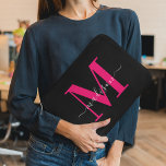 Unik ursprunglig Namn l Black & Bold Rosa Typograf Laptop Fodral<br><div class="desc">Uppgradera ditt tekniska stil med vårt moderna Clean Black & Bold Rosa Monochrome Initial Laptop sleeve. Den här sleeven är utformad med en elegant svart yttre som accentueras genom att man slår fast djärvt rosa monokrom initialer, och erbjuder ett modernt skydd med lite elegans i personligen. Höj utseendet på din...</div>