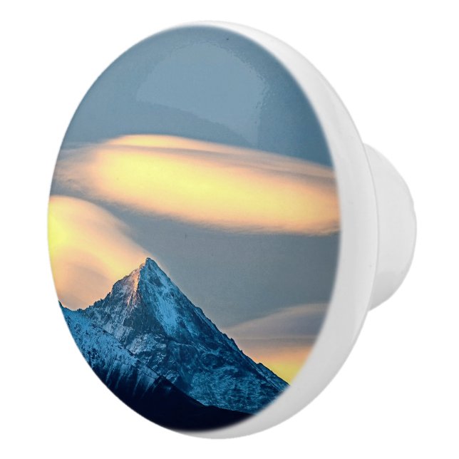 Unika moln över snötäckta berg knopp (Höger)