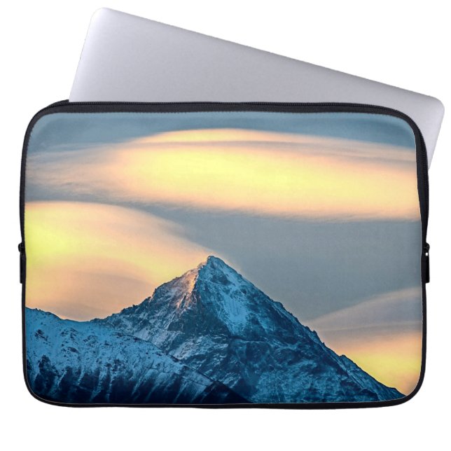 Unika moln över snötäckta berg laptop fodral (Framsidan)