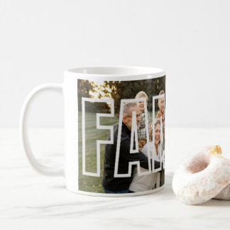 Unikt familjefoto med modern grafik som present ti kaffemugg