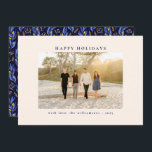 Unikt foto för elegant Blue Black Botanical Blommi Julkort<br><div class="desc">Skicka din helgdag gladare med det här "Glad helg"-familjfotot hälsning, med en ren och elegant framdesign och ett vibrerande blått och guld blommönster på baksidan. Perfekt för både jul och Hanukkah firande kombinerar det här kortet en modern layout med festfläkt och skapar det idealiskt för att visa ditt favoritfamiljefoto. Blommigten...</div>