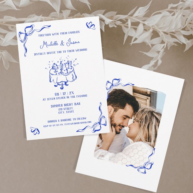 Unikt kortfoto för Franskarna blått Hand plockade- Inbjudningar (hand drawn wedding invitation with photo. ink blue doodles of wedding table with cake and champagne)