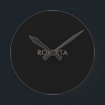 Unikt Modern Black Grått Add Own Namn Rund Klocka<br><div class="desc">Är du tittar för en enkel,  minimalistisk och attraktiv design? Den här designen som kommer att få folk att uppmärksamma högerna bort,  men inte för komplicerad,  är för dig.</div>