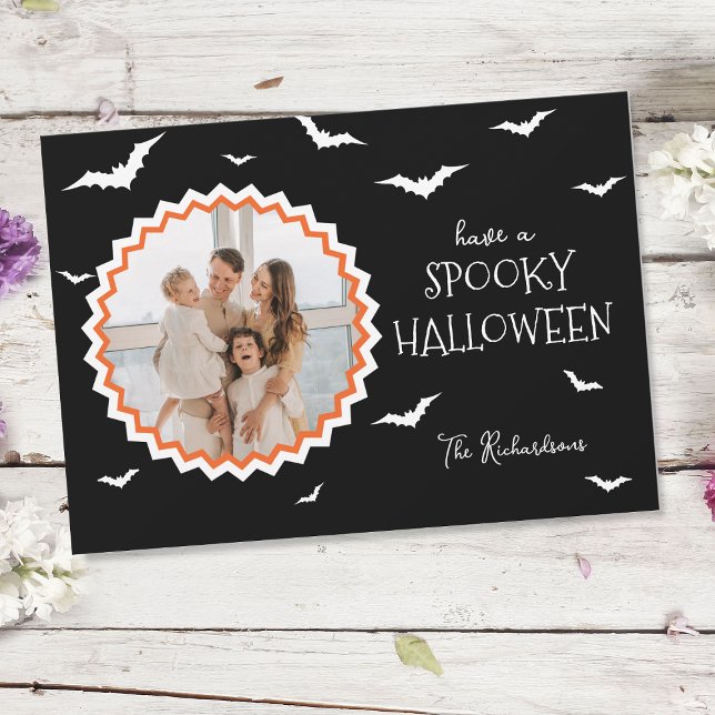 Unikt ram svart Halloween fotofirande kort (Halloween's magic comes to life in shades of joy with this custom photo holiday card!)