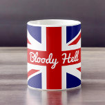 Union Jack Flagga med Funny Quote Kaffemugg<br><div class="desc">Den färgstarka rödvita och blå Union Jack-flagga från Förenade kungariket visade här med ett lustigt slang svär ord citat, "Bloody Helvete". Ord blodig... är en korruption av Guds blod, en fras som användes så långt tillbaka som 1700-talet... helvetet tillkom senare. Detta idiom är ett mycket informellt och oförskämt sätt att...</div>