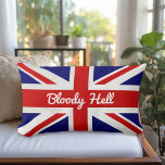 Union Jack Flagga med Funny Quote Lumbarkudde<br><div class="desc">En underbar dekoration för ditt pub, pub eller rec-rum, den här roliga brittiska temadesignen visar den färgstarka röda vita och blå Union Jack flagga från Förenade kungariket här med ett lustigt slang-svär, ord, "Bloody helvetet". Det gör att en konversation startar. Ord blodig är en korruption av Guds blod, en fras...</div>