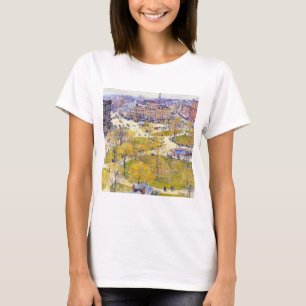 Union Square i vår av Frederick Childe Hassam Tee Shirt