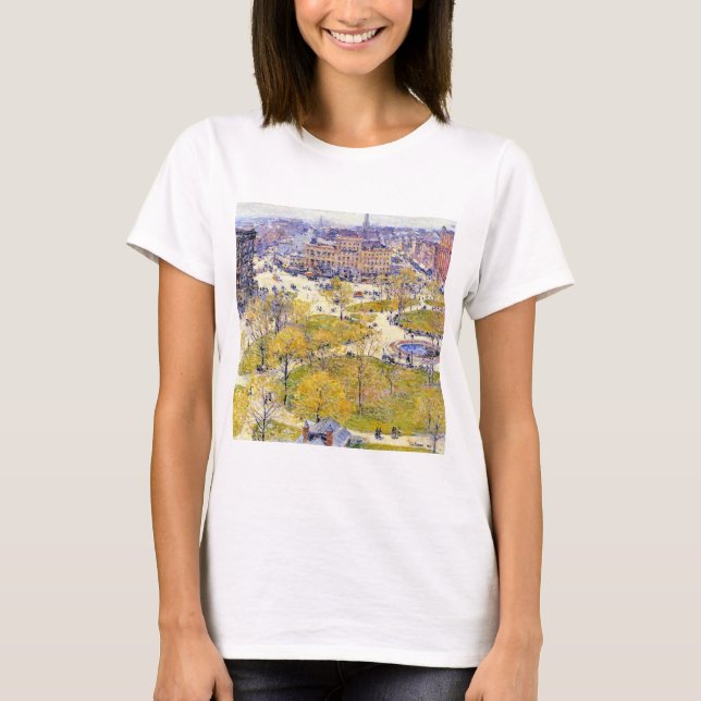 Union Square i vår av Frederick Childe Hassam Tee Shirt (Framsida)