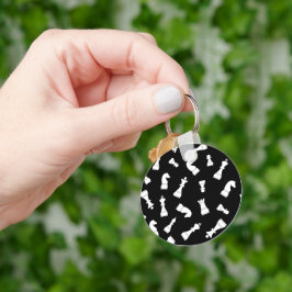 Unique Black and White Chess Piece Pattern Nyckelring