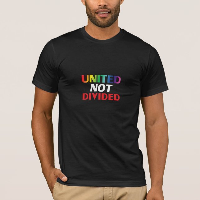 ’United Not Divided’ - lgbtq lgbt rainbow färg T Shirt (Framsida)