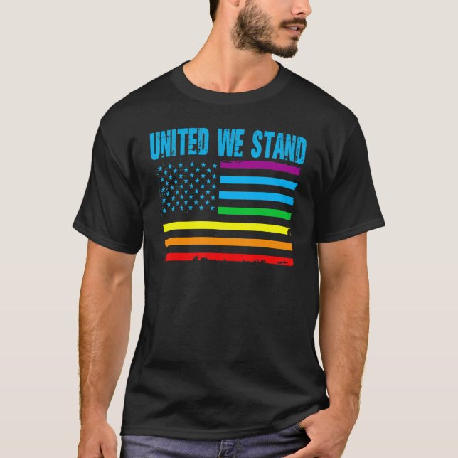 United We Stand Proud LGBT Rainbow Pride US Americ T Shirt (Framsida)